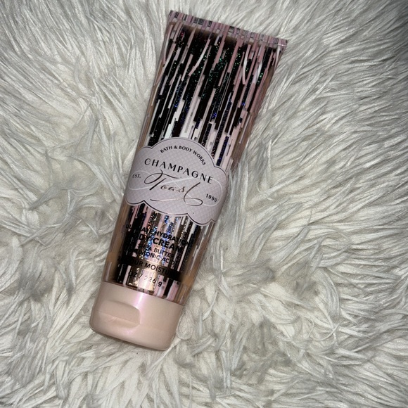 Champagne Toast
Ultimate Hydration Body Cream - Picture 4 of 4
